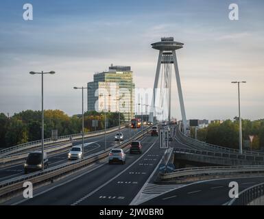 SNP-Brücke und UFO-Turm - Bratislava, Slowakei Stockfoto