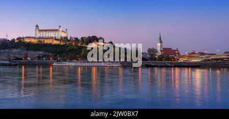 Panoramablick auf die Skyline von Bratislava und St. Martin Kathedrale bei Sonnenuntergang - Bratislava, Slowakei Stockfoto