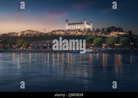 Bratislava Skyline mit Bratislava Burg bei Nacht - Bratislava, Slowakei Stockfoto