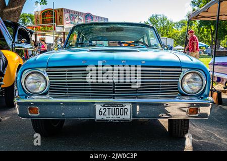 Falcon Heights, MN - 17. Juni 2022: Nahaufnahme eines Ford Falcon 2 Door Station Wagon aus dem Jahr 1962 auf einer lokalen Automshow. Stockfoto