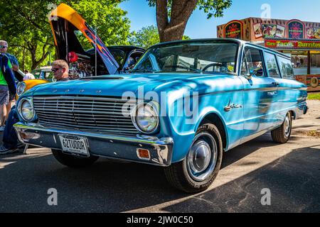 Falcon Heights, MN - 17. Juni 2022: Vorderansicht eines Ford Falcon 2 Door Station Wagon aus dem Jahr 1962 bei einer lokalen Automobilausstellung. Stockfoto