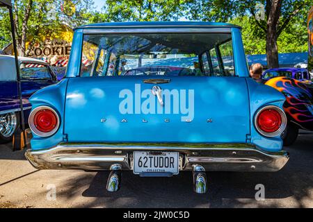 Falcon Heights, MN - 17. Juni 2022: Rückansicht eines Ford Falcon 2 Door Station Wagon aus dem Jahr 1962 auf einer lokalen Automobilausstellung. Stockfoto