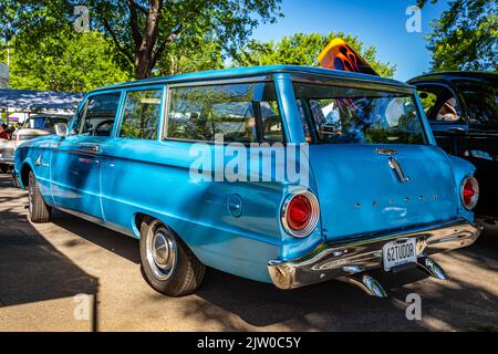 Falcon Heights, MN - 17. Juni 2022: Rückseitenansicht eines Ford Falcon 2 Door Station Wagon aus dem Jahr 1962 auf einer lokalen Automobilausstellung. Stockfoto