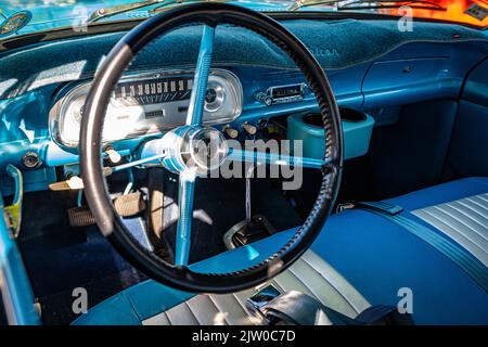 Falcon Heights, MN - 17. Juni 2022: Nahaufnahme eines Ford Falcon 2 Door Station Wagon aus dem Jahr 1962 auf einer lokalen Automshow. Stockfoto