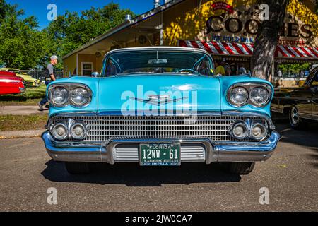 Falcon Heights, MN - 17. Juni 2022: Frontansicht eines Chevrolet Impala Coupés aus dem Jahr 1958 auf einer lokalen Automobilmesse. Stockfoto