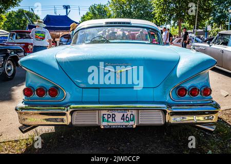 Falcon Heights, MN - 17. Juni 2022: Rückansicht eines Chevrolet Impala Coupés aus dem Jahr 1958 auf einer lokalen Automobilausstellung. Stockfoto