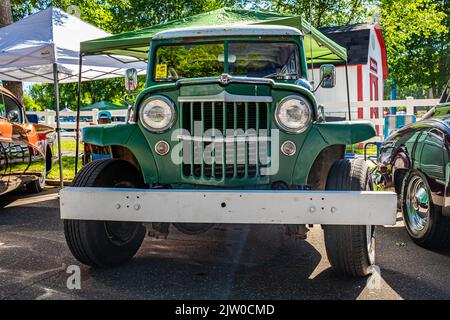 Falcon Heights, MN - 17. Juni 2022: Low Perspective Front view of a1954 Willys Overland Station Wagon bei einer lokalen Automshow. Stockfoto