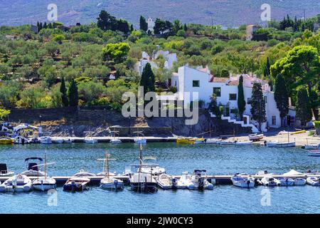 Kleine Boote dockten entlang der Küste und vor einem malerischen Dorf an der Costa Brava, Spanien. Stockfoto