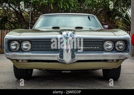 Tybee Island, GA - 14. Oktober 2017: Low Perspective Front view of a 1969 Pontiac Tempest at a local car show. Stockfoto