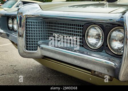 Tybee Island, GA - 14. Oktober 2017: Kühlergrill und Frontstoßfänger, Detailansicht eines Pontiac Tempest 1969 auf einer lokalen Automobilmesse. Stockfoto