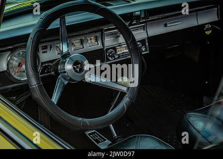 Tybee Island, GA - 14. Oktober 2017: Innenansicht eines Dodge Dart GT Chargers aus dem Jahr 1965 auf einer lokalen Automobilausstellung. Stockfoto