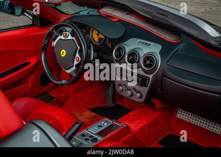 Tybee Island, GA - 14. Oktober 2017: Innenansicht eines Ferrari F430 Spider Roadster aus dem Jahr 2006 auf einer lokalen Automobilausstellung. Stockfoto