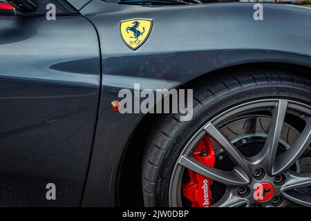 Tybee Island, GA - 14. Oktober 2017: Fender Detailansicht eines Ferrari F430 Spider Roadster aus dem Jahr 2006 auf einer lokalen Automobilausstellung. Stockfoto