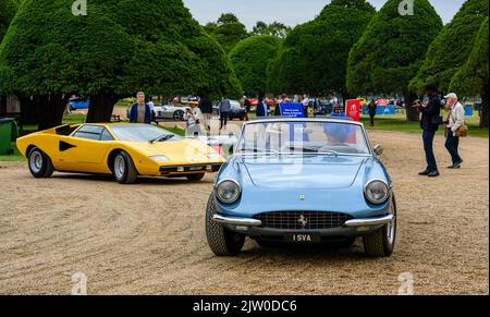 Autos, die am Concours of Elegance 2022 im Hampton Court Palace ankommen Stockfoto