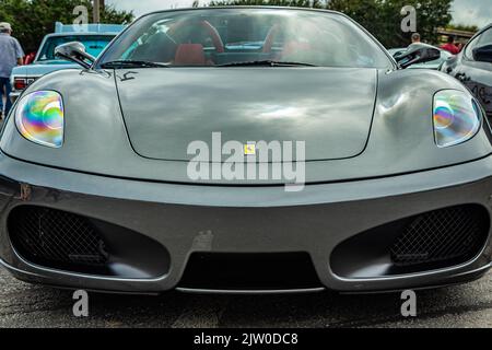 Tybee Island, GA - 14. Oktober 2017: Vorderansicht eines Ferrari F430 Spider Roadster aus dem Jahr 2006 auf einer lokalen Automobilausstellung. Stockfoto