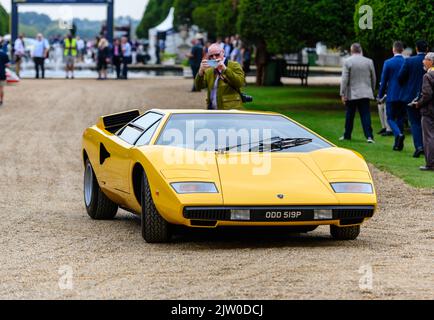 Autos, die am Concours of Elegance 2022 im Hampton Court Palace ankommen Stockfoto