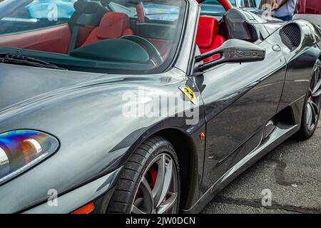 Tybee Island, GA - 14. Oktober 2017: Seitenansicht eines Ferrari F430 Spider Roadster aus dem Jahr 2006 auf einer lokalen Automobilausstellung. Stockfoto