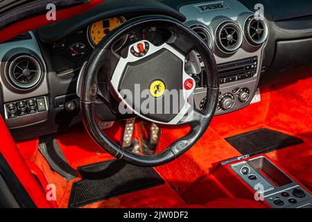 Tybee Island, GA - 14. Oktober 2017: Cockpitansicht eines Ferrari F430 Spider Roadster aus dem Jahr 2006 auf einer lokalen Automshow. Stockfoto