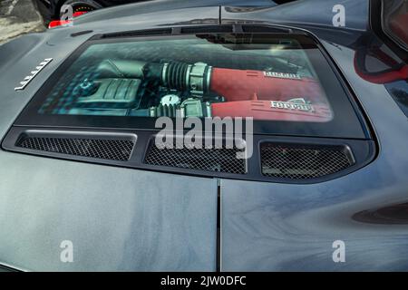 Tybee Island, GA - 14. Oktober 2017: Glass Engine Cover view of a 2006 Ferrari F430 Spider Roadster auf einer lokalen Auto-Show. Stockfoto