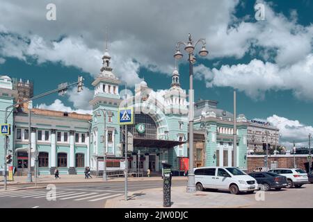 Eingang mit Uhr und Emblem der UdSSR im Gebäude des Belorusski Bahnhofs, erbaut 1870, Wahrzeichen: Moskau, Russland - 22. Juli 2022 Stockfoto