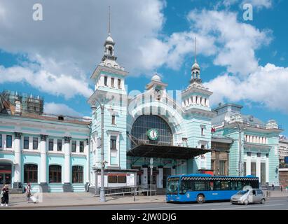 Eingang mit Uhr und Emblem der UdSSR im Gebäude des Belorusski Bahnhofs, erbaut 1870, Wahrzeichen: Moskau, Russland - 22. Juli 2022 Stockfoto