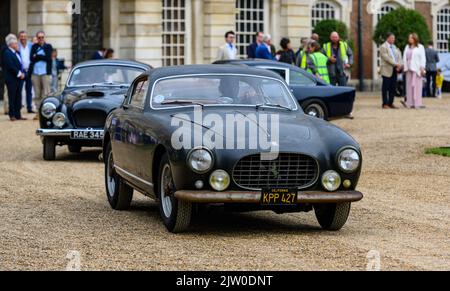 Autos, die am Concours of Elegance 2022 im Hampton Court Palace ankommen Stockfoto