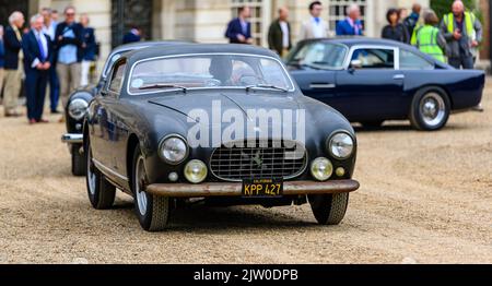 Autos, die am Concours of Elegance 2022 im Hampton Court Palace ankommen Stockfoto