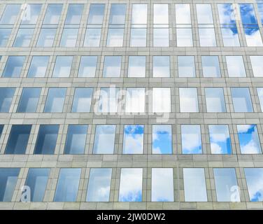 Spiegelung des Himmels in den Fenstern des modernen Handels-und Bürogebäude vier Winde auf 1. Tverskaya-Yamskaya-Straße: Moskau, Russland - 22. Juli 2 Stockfoto