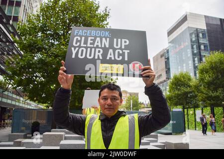 London, Großbritannien. 2.. September 2022. Guillermo Camacho außerhalb der Meta-Büros. Demonstranten, darunter Mitglieder von Amnesty UK, versammelten sich vor den Büros von Meta (ehemals Facebook) in London in Solidarität mit Guillermo Camacho, einem saubereren und Gewerkschaftsführer, der 2021 von einem der Vertragspartner von Meta entlassen wurde, nachdem er einen Protest gegen das Unternehmen wegen der Arbeitsbedingungen veranstaltet hatte. Amnesty hat Meta vorgeworfen, die Arbeitnehmerrechte verletzt zu haben. Kredit: Vuk Valcic/Alamy Live Nachrichten Stockfoto