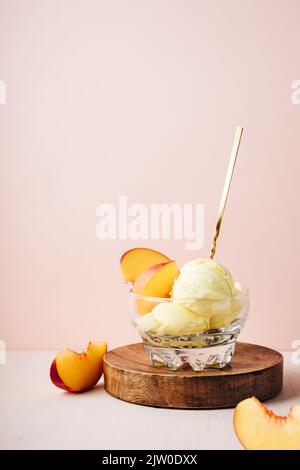 Glas Pfirsicheis mit einem Löffel. Stockfoto