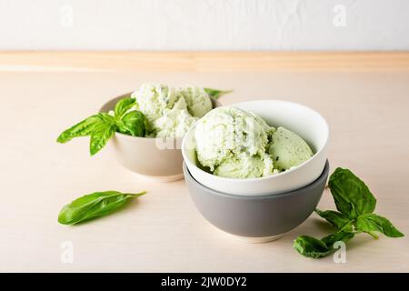 Basilikum-Eis in einer Schüssel. Erfrischendes Dessert im Sommer. Stockfoto