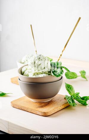 Basilikum-Eis in einer Schüssel. Erfrischendes Dessert im Sommer. Stockfoto