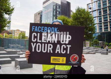 London, Großbritannien. 2.. September 2022. Demonstranten, darunter Mitglieder von Amnesty UK, versammelten sich vor den Büros von Meta (ehemals Facebook) in London in Solidarität mit Guillermo Camacho, einem saubereren und Gewerkschaftsführer, der 2021 von einem der Vertragspartner von Meta entlassen wurde, nachdem er einen Protest gegen das Unternehmen wegen der Arbeitsbedingungen veranstaltet hatte. Amnesty hat Meta vorgeworfen, die Arbeitnehmerrechte verletzt zu haben. Kredit: Vuk Valcic/Alamy Live Nachrichten Stockfoto