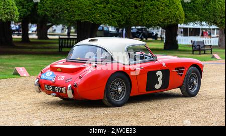 Autos, die am Concours of Elegance 2022 im Hampton Court Palace ankommen Stockfoto