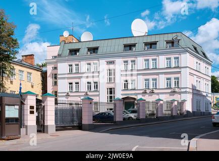 Ein altes Gebäude aus dem Jahr 1860, das derzeit die australische Botschaft in Moskau, Podkolokolny Pereulok, beherbergt: Moskau, Russland - 29. Juli 2022 Stockfoto