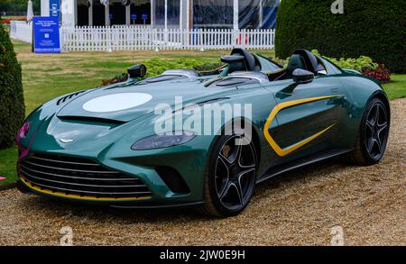 Autos, die am Concours of Elegance 2022 im Hampton Court Palace ankommen Stockfoto