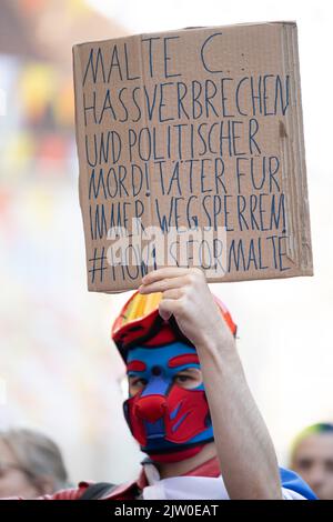 Westfalen, Deutschland. 02. September 2022. 02. September 2022, Nordrhein-Westfalen, Münster: Menschen demonstrieren auf dem Prinzipalmarkt gegen Gewalt gegen queere Menschen. Ein 25-jähriger Mann wurde bei einer Kundgebung am Christopher Street Day in Münster brutal geschlagen und schwer verletzt. Später erlag er seinen Verletzungen im Krankenhaus. Der Täter wurde noch nicht identifiziert. Foto: Friso Gentsch/dpa Kredit: dpa picture Alliance/Alamy Live News Stockfoto