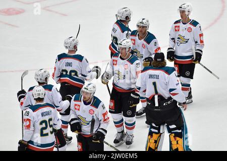 Trinec, Tschechische Republik. 02. September 2022. Die Spieler der Belfast Giants werden nach dem Champions Hockey League, Gruppe H, Spiel HC Ocelari Trinec gegen Belfast Giants, am 2. September 2022 in Trinec, Tschechische Republik, gesehen. Vozenilek erzielte Kredit: Jaroslav Ozana/CTK Photo/Alamy Live News Stockfoto