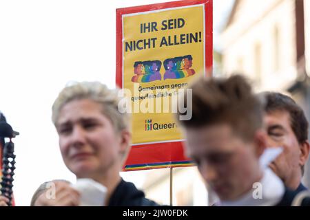 Westfalen, Deutschland. 02. September 2022. 02. September 2022, Nordrhein-Westfalen, Münster: Menschen demonstrieren auf dem Prinzipalmarkt gegen Gewalt gegen queere Menschen. Ein 25-jähriger Mann wurde bei einer Kundgebung am Christopher Street Day in Münster brutal geschlagen und schwer verletzt. Später erlag er seinen Verletzungen im Krankenhaus. Der Täter wurde noch nicht identifiziert. Foto: Friso Gentsch/dpa Kredit: dpa picture Alliance/Alamy Live News Stockfoto