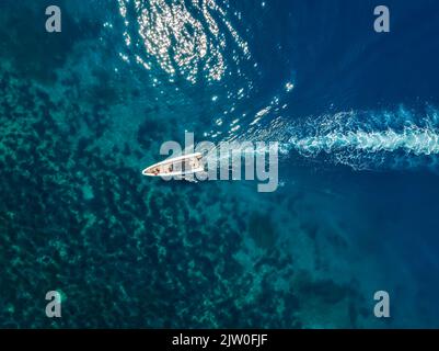 Luftaufnahme eines Rib-Motorbootes von oben nach unten Stockfoto