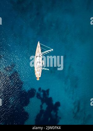Luftaufnahme von oben nach unten von einer luxuriösen Segelyacht Stockfoto