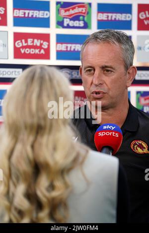 Wigan, Großbritannien. 02. September 2022. Steve McNamara Cheftrainer der Katalanen-Drachen wird von Jenna Brooks vor dem Betfred Super League-Spiel Wigan Warriors gegen Catalans Dragons im DW Stadium, Wigan, Großbritannien, 2.. September 2022 (Foto von Steve Flynn/News Images) in Wigan, Großbritannien am 9/2/2022 interviewt. (Foto von Steve Flynn/News Images/Sipa USA) Quelle: SIPA USA/Alamy Live News Stockfoto