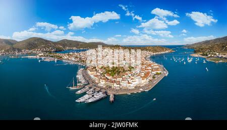 Panoramablick auf die Stadt und den Hafen der Insel Poros Stockfoto