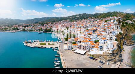 Panoramablick auf die wunderschöne Stadt Skopelos Stockfoto