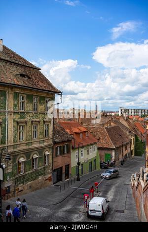 Traditionelle bunte alte Häuser und Architektur in Sibiu, Rumänien, 2022 Stockfoto