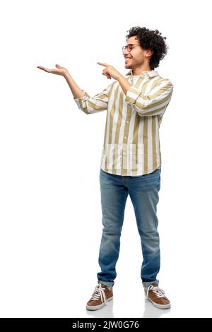 Glücklicher Mann in einer Brille, der etwas Imaginäres hält Stockfoto