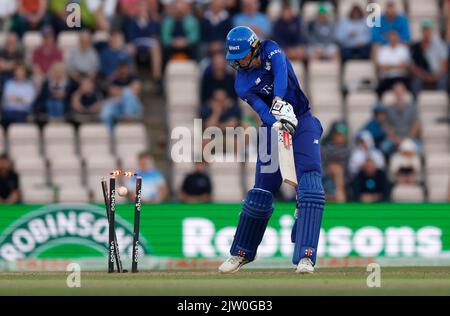 Zak Crawley von London Spirit wird vom Manchester Originals' Paul Walter beim Herrenspiel der Hundert Eliminatoren beim Ageas Bowl in Southampton ausgezürnt. Bilddatum: Freitag, 2. September 2022. Stockfoto