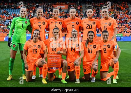 ZWOLLE - (oberste Reihe lr) Holland Frauen Torhüterin Daphne van Domselaar, Stefanie van der Gragt von Holland Frauen , Lynn Wilms von Holland Frauen , Vivianne Miedema von Holland Frauen, Dominique Janssen von Holland Frauen, Jill Roord von Holland Frauen (unter lr) Renate Jansen von Holland Frauen, Kerstin Casparij von den Holländern, Jacky Groenen von den Holländern, Danielle van de Donk von den Holländern, Sherida Spitse von den Holländern während des Freundschaftsspiel der Internationalen Frauen zwischen den Niederlanden und Schottland im MAC³PARK-Stadion am 2. September 2022 in Zwolle, Niederlande. ANP GERRIT VAN CO Stockfoto