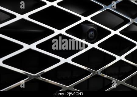 Luxuriöse Frontkamera für die Parkhilfe mit selektivem Fokus bei Nahaufnahme. Stockfoto