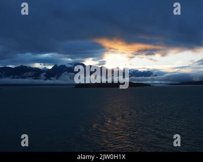 Sonnenuntergang von der Rückseite eines Kreuzfahrtschiffs Stockfoto